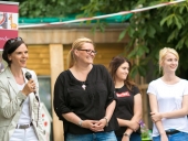 Claudia Schirmer und die MAV-Vorsitzende Christina Wagner eröffnen das 1. Familienfest der Stiftung Ev. Jugendhilfe Menden.
