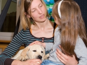 Das Vertrauen zwischen Kind und Hund wird behutsam aufgebaut
