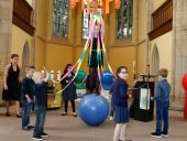 Akrobatische Übungen der Kinder