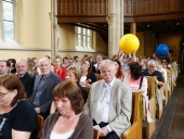 Die Bälle werden durch die Kirche gereicht und wandern von Hand zu Hand.