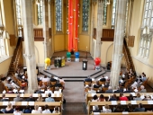 Die Hl. Geist-Kirche ist gut gefüllt.