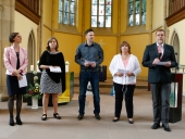 Das Leitungsteam der Ev. Jugendhilfe Menden verliest beim Gottesdienst die Fürbitten.