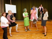 Kabarettistischer Abschluss: Beim Saubermachen lassen sich die Putzfrauen auf unterhaltsame Weise die Arbeit der Ev. Jugendhilfe erklären. Kabarettistischer Abschluss: Beim Saubermachen lassen sich die Putzfrauen auf unterhaltsame Weise die Arbeit der Ev. Jugendhilfe erklären.