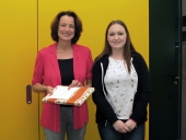 Die 17-jährige Gruppensprecherin überreichte Dagmar Freitag zum Dank ein Geschenk.