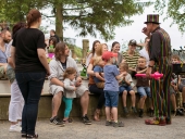 Ein Zauberer wandert durch die Reihen