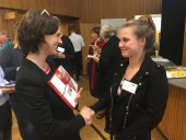 Claudia Schirmer bedankt sich bei Chantal für ihren tollen Beitrag im Film