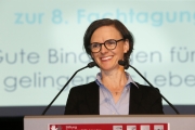 Claudia Schirmer, Vorstand der Stiftung Ev. Jugendhilfe Menden eröffnet die 8. Fachtagung.