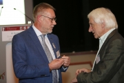 Moderator Dr. Müller-Schlotmann im Gespräch mit Referent Alfried Längle
