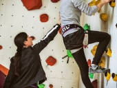 Professionelle Hilfe und Anleitung an der Kletterwand