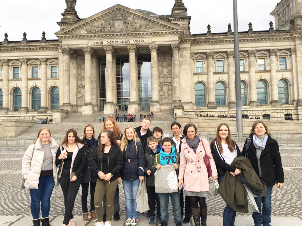 Die Reisegruppe der Ev. Jugendhilfe Menden vor dem Reichstag in Berlin.